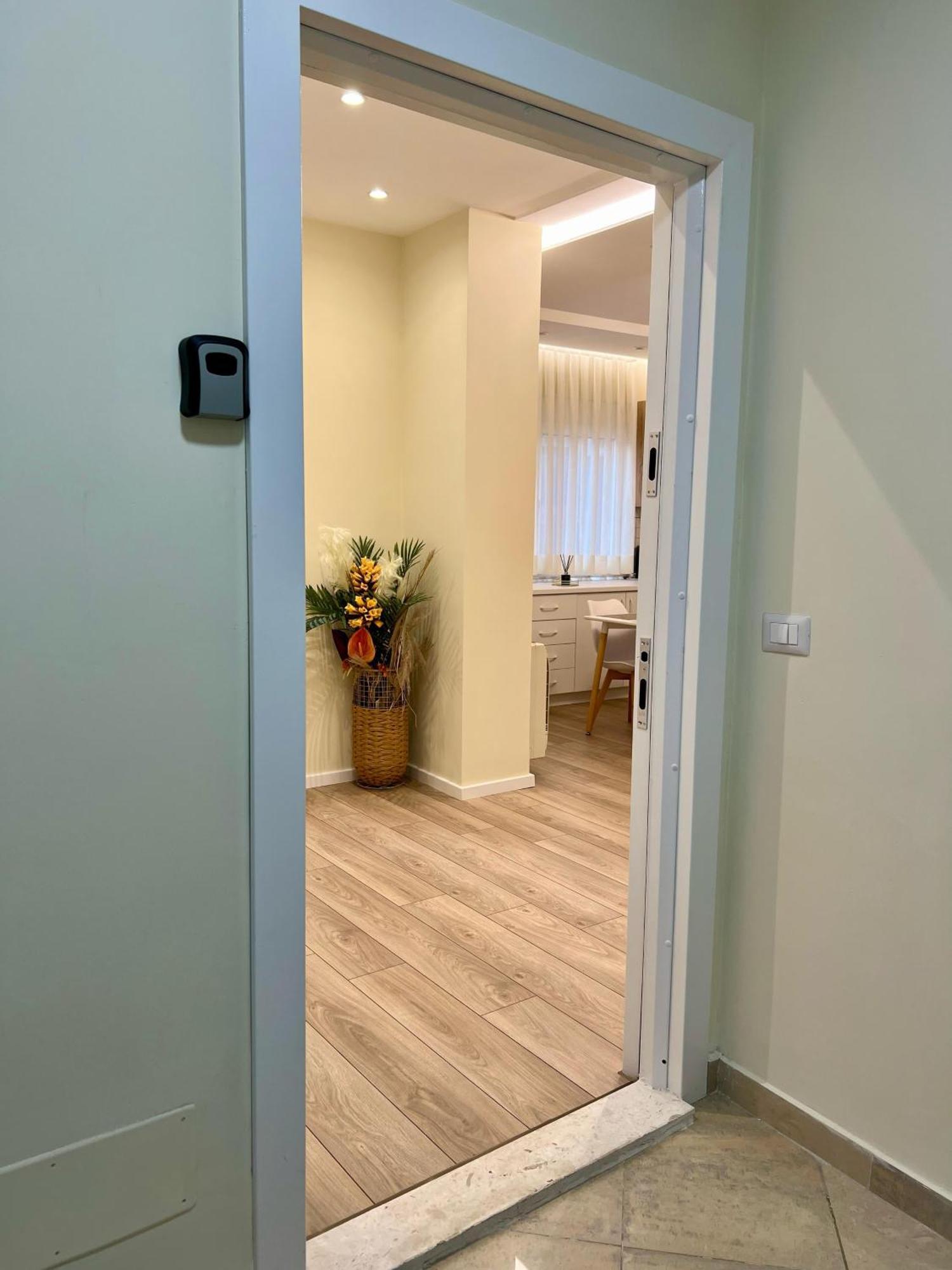 Spacious - 1 Minute Walking From Center Апартаменты Тирана